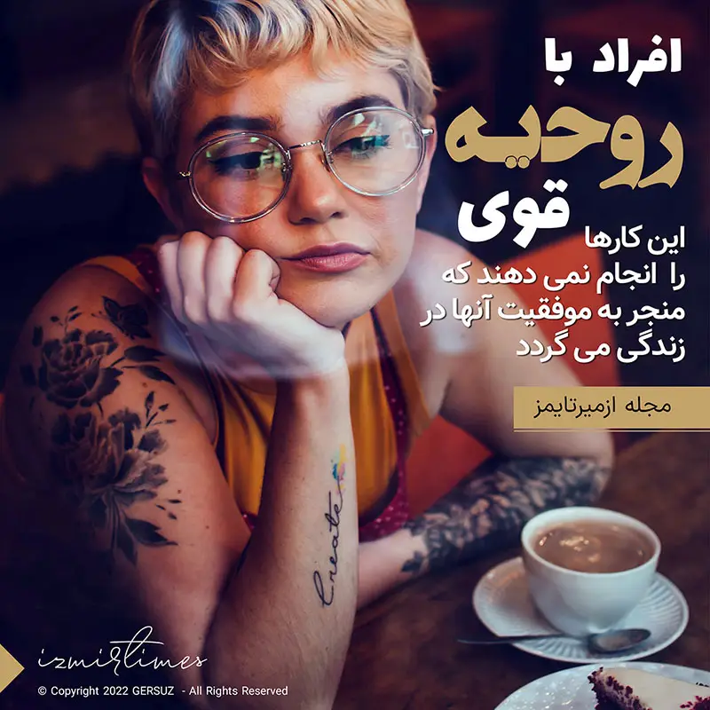 دختر با روحیه قوی عینک خالکوبی بدن قهوه در فنجان