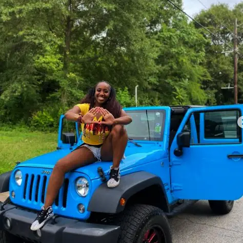 کارا جنل رقصنده معروف آمریکایی بر روی جیپ آبی