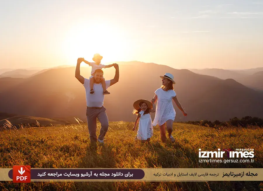 پیاده روی خانوادگی در چمنزار