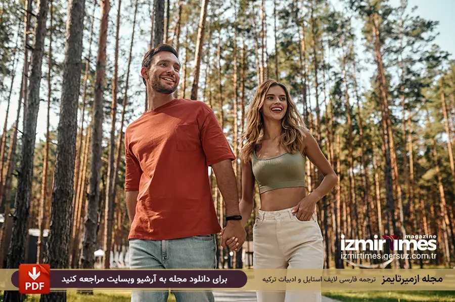 زن و مرد در حال قدم زدن در طبیعت