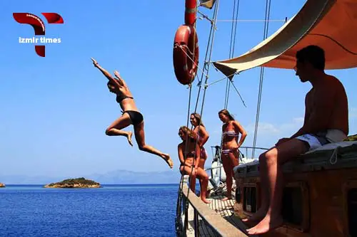 شیرجه دختر باب بیکینی مشکی در آب دریا