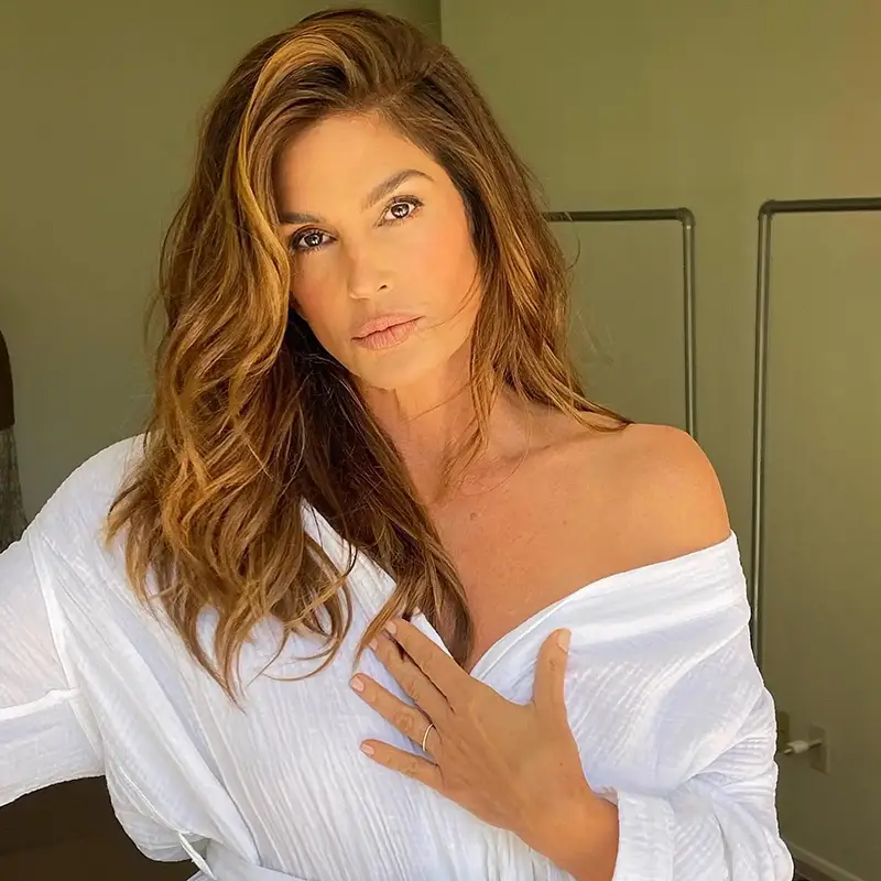 هایلایت خرمایی با پیرهن سفید