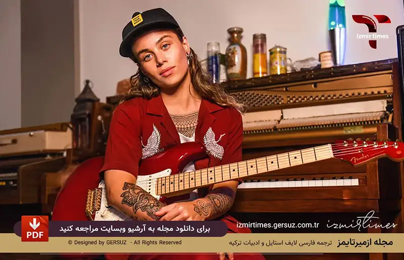 تش سلتانا نوازنده استرالیائی و گیتار قرمز