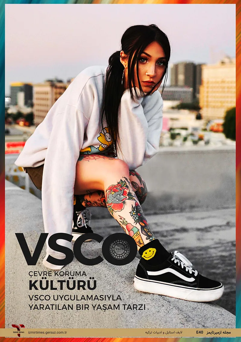 دختر vsco با تاتو رنگی روی ساغ پا و هودی