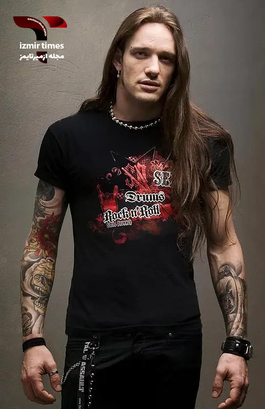 مرد گوتیک با تیشرت و موهای بلند شلوار چرمی مردانه