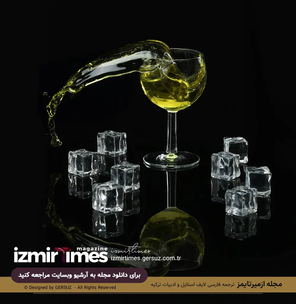 بازتاب گیلاس شراب زرد بر روی شیشه