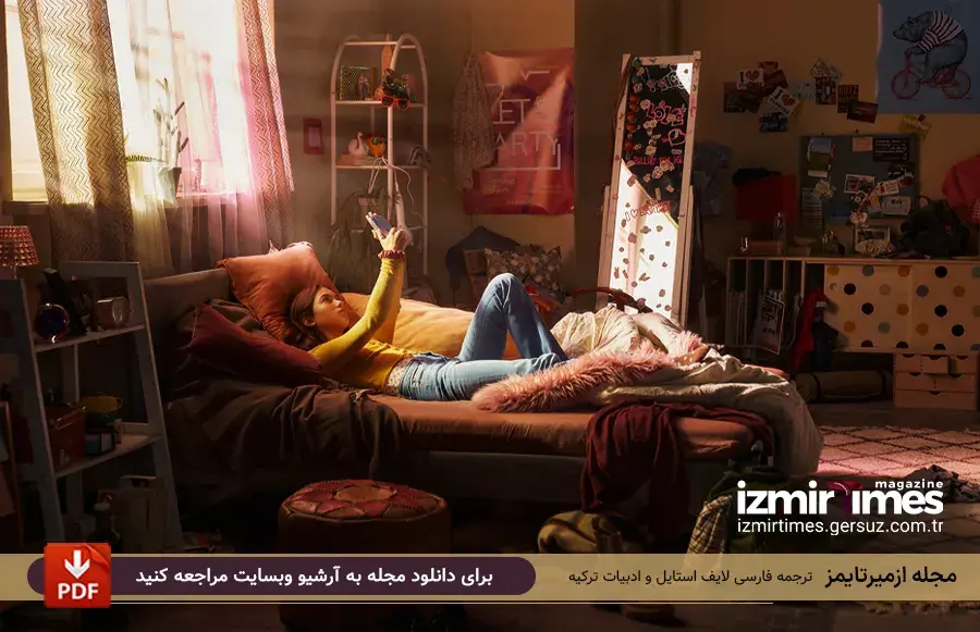 دختر با تیشرت زرد و شلواز جین آبی روی تخت