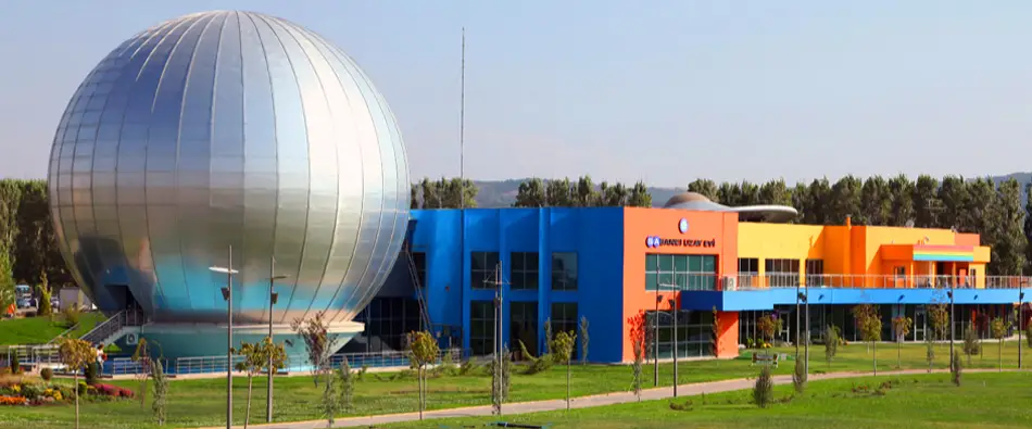 خانه فضایی پارک دیزنی لند ترکیه اسکی شهیر